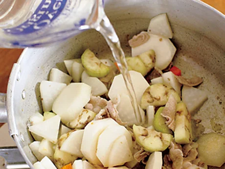 まずは野菜を炒め、肉を加えて炒め、うまみを閉じ込めたところに、かんたん和だしを加える。