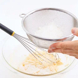 牛乳を入れると分離しやすいが、粉を加えて混ぜるとなじむ。