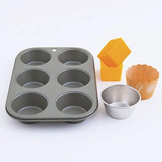 連結タイプのマフィン型やプリン型のほか、型なしでOKの紙製の専用カップやシリコーンカップを使っても。マフィン型やプリン型には専用のグラシン紙を敷いて。