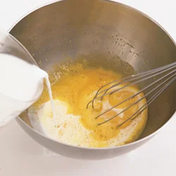 温めた牛乳を一度に卵液に加えると、固まってしまうことがある。３回に分けて加え、そのつど混ぜて。