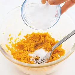 かぼちゃが熱いうちにフォークで潰し、ほかの材料を混ぜていく。