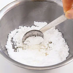 粉糖にレモン汁を加えて混ぜる。かたさは粉糖、レモン汁の量で調整して。