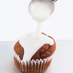 アイシングはカップケーキの上の1カ所から落とすのがコツ。