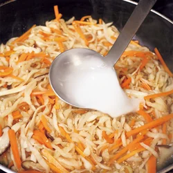 切り干し大根を 野菜とともに妙め、 とろみをつける