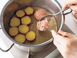肉だんごのたねはやわらかめなので、スプーン２本を使って成形し、煮汁に加えるとよい。