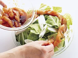 電子レンジで加熱したとき、火の通りにむらがないよう、肉は中央をあけてドーナッツ状にのせる。