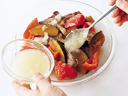 焼いた肉と野菜は、油ごと耐熱皿にあけ、うまみの移った油もマリネ液と混ぜて使う。