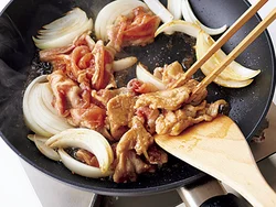 豚肉はほぐさずに、上下を返して両面を焼きつけると、肉に火が入り過ぎず、やわらかく仕上がる。