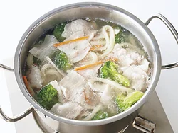 豚肉を加えたら火を止め、余熱で火を通すと肉がかたくならず、脂身のうまみが引き出される。