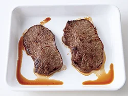 焼き上がった肉はすぐに切らず、約10分おいて肉汁を落ち着かせ、うまみを閉じ込める。
