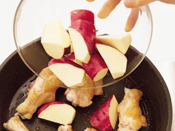 手羽元に焼き色がついたらさつまいもを加える。手羽元は先に焼いておくと香りが立ち、煮るときにアクも出にくくなる。