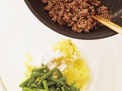 炒めたひき肉をさつまいもに加える。出てきた肉の脂も一緒に混ぜることで、うまみがプラスされる。