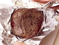 牛肉は両面をこんがりと焼きつけたら取り出し、アルミホイルに包んで余熱で火を通す。肉に火を通し過ぎず、肉のまん中をロゼ色に仕上げる。