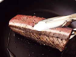 かつおは表面をこんがり焼くことでこうばしく仕上がり、臭みもやわらぐ。刺し身のかつおのおいしさも味わうために、焼き過ぎないように注意する。
