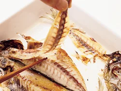 干ものはフライパンで焼いているが、魚焼きグリルで焼いてもOK。焼き上がったら食べやすいように骨を除き、皮と身だけをサラダに混ぜる。