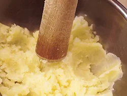 じゃがいもは小さな粒が残る程度に潰すと、ご飯に合う食感に。熱いうちに調味料を混ぜると、味のなじみがよくなる。