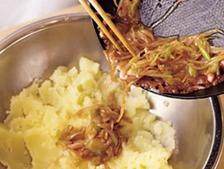 炒めたドレッシングを加える。ねぎはしんなりするまで炒めると香りとうまみが増し、ご飯との相性もよくなる。