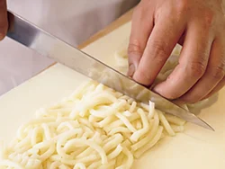 サラダとして食べやすいよう、うどんは短めに切ると、野菜とのなじみもよくなる。