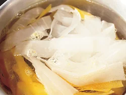 大根とにんじんは塩をたっぷり入れた熱湯にさっと湯通しする。こうすることで塩味がつき、それぞれの野菜の甘みが引き出せる。さっとくぐらせる程度にし、火を通し過ぎないように注意。