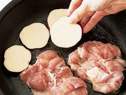 とり肉の脂が出たら、その脂でつけ合わせも焼く。肉のうまみを吸い、おいしくなる。