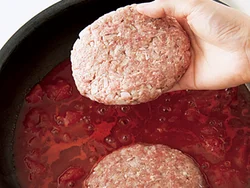 肉だねは煮立ったソースに入れるので焼く必要なし。ソースの味もよく吸ってくれる。