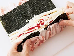 豚肉を縦長に置いて少しずつ重ね、大きな１枚にする。具材をのせたら、手前からきつく巻いて。