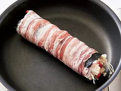 熱したところに入れると焦げやすいので、入れてから火にかけ、脂を出しながら焼く。