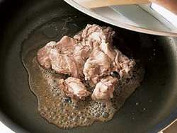 まず最初に豚肉を弱めの中火で蒸し焼きにして、脂や肉汁が出たところで野菜を炒める。