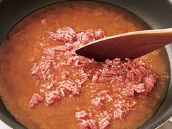 ひき肉は煮ながらほぐせばパラパラになるので、油で炒めなくてもよい。