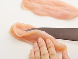 ささ身は包丁を入れて厚みを半分に開く。火の通りが早くなり、ボリューム感も出る。
