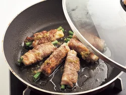 肉に焼き色がついたら酒をふってふたをし、蒸し焼きにして、中の野菜まで火を通す。