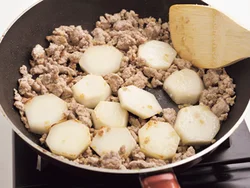 里いもに焼き色がつき、ひき肉がぽろぽろになるまで炒めると、煮汁が濁らず、うまみも増す。
