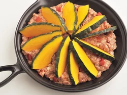 かぼちゃは、火の通りがいいように、肉だねに少し差し込んで斜めに立てて並べる。