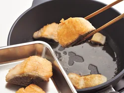 鮭に焼き色がつくまで焼いて、いったん取り出す。仕上げに加えたときに煮くずれず、こうばしい。