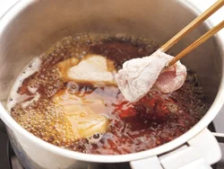 とり肉に片栗粉をまぶして煮ると、肉はやわらかく仕上がり、煮汁にとろみがつく。