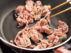 塩、こしょうをした肉に小麦粉をまぶしてから炒めると、肉がかたくならず、ボリューム感も出る。
