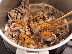 カレー粉を加えたら、香りが立つまでよく炒めると、辛みが引き立ち、風味よく仕上がる。