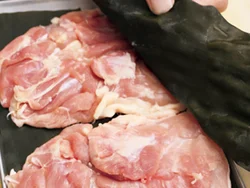 とり肉を昆布ではさむことで、余分な水分が抜けてパリッと仕上がる。昆布は大きいものが手に入らない場合、数枚を使っておおうとよい。