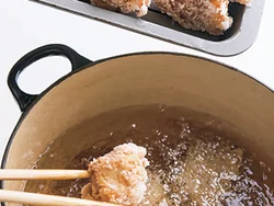 厚みのある肉は火が通りにくいので、１度目で八分通り火を通し、余熱＆二度揚げでジューシーに。