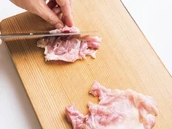 そぐように包丁を斜めに入れて切り開き、薄くする。薄切り肉は火が通りやすいので一度揚げで。