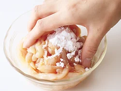 炒める直前に片栗粉をまぶすと、つるりとした食感に仕上がり、うまみも閉じ込められる。