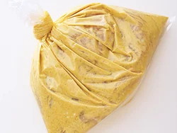 ヨーグルトに含まれる乳酸菌が、肉のたんぱく質に働きかけ、繊維をほぐしてやわらかくする。