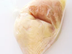玉ねぎに含まれるたんぱく質分解酵素が働いてくれる。玉ねぎごと蒸し煮にしてさらにしっとり！