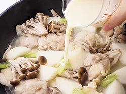 豆乳は分離しないよう、仕上げに加える。さっと煮てとり肉もやわらかく。