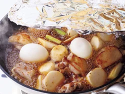 肉に焼き色をつけてから落としぶたをして煮て、味をしっかりしみこませる。