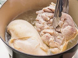 肉の上下を返し、余熱で中まで火を通してしっとり仕上げて。