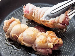 巻き終わりが焼き固まってから、全体に焼き色をつける。