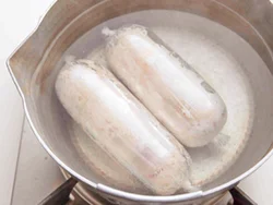 湯の中でそのままさまし、余熱で火を通してしっとり仕上げる。