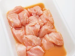 下味の材料に含まれる酒により、むね肉がしっとりやわらかに。