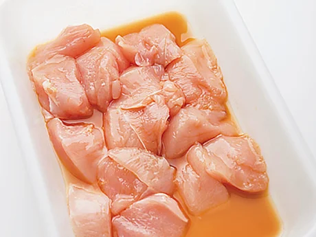 下味の材料に含まれる酒により、むね肉がしっとりやわらかに。